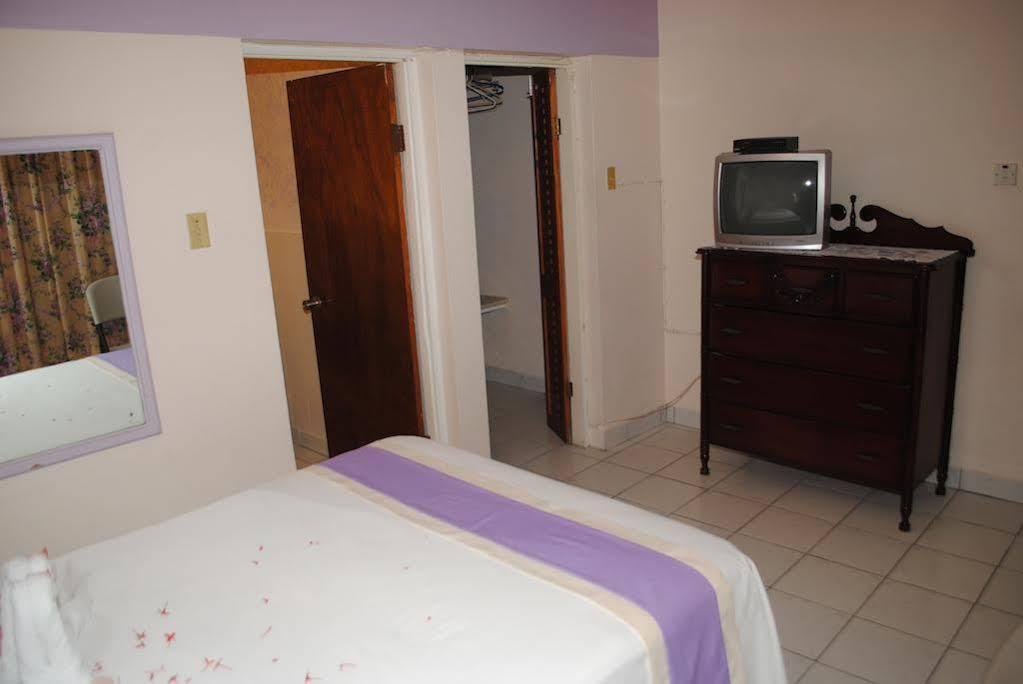 Palm Bay Guest House & Restaurant Montego Bay Buitenkant foto