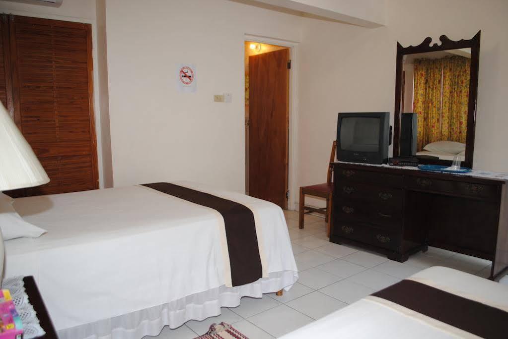 Palm Bay Guest House & Restaurant Montego Bay Buitenkant foto