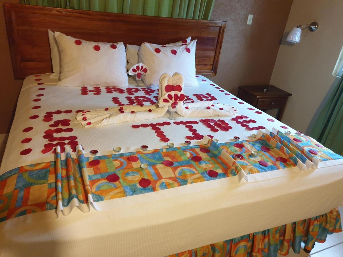 Palm Bay Guest House & Restaurant Montego Bay Buitenkant foto