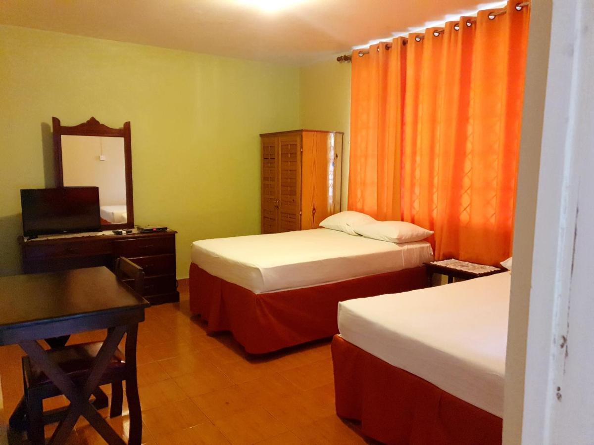 Palm Bay Guest House & Restaurant Montego Bay Buitenkant foto