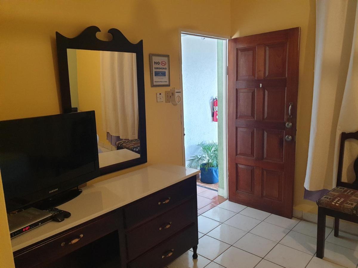 Palm Bay Guest House & Restaurant Montego Bay Buitenkant foto