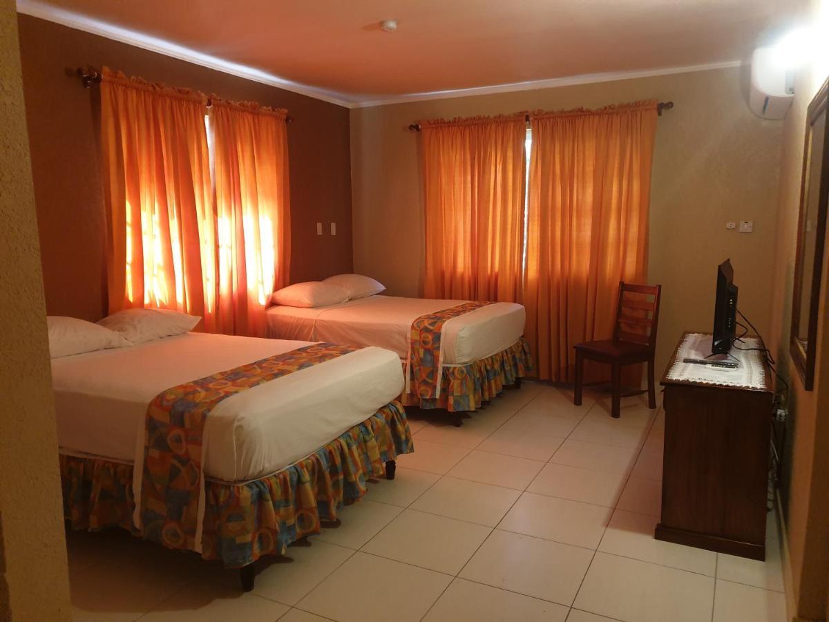 Palm Bay Guest House & Restaurant Montego Bay Buitenkant foto