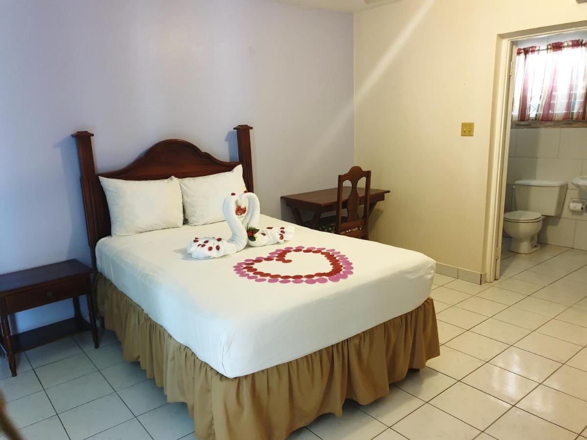 Palm Bay Guest House & Restaurant Montego Bay Buitenkant foto