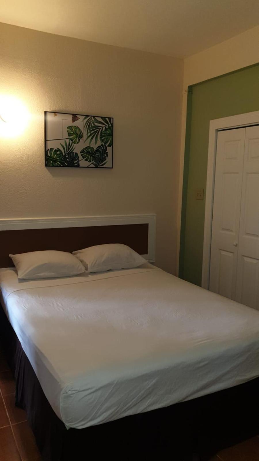 Palm Bay Guest House & Restaurant Montego Bay Buitenkant foto