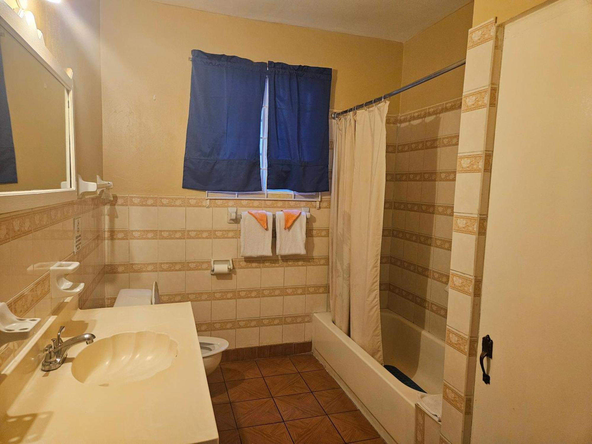 Palm Bay Guest House & Restaurant Montego Bay Buitenkant foto