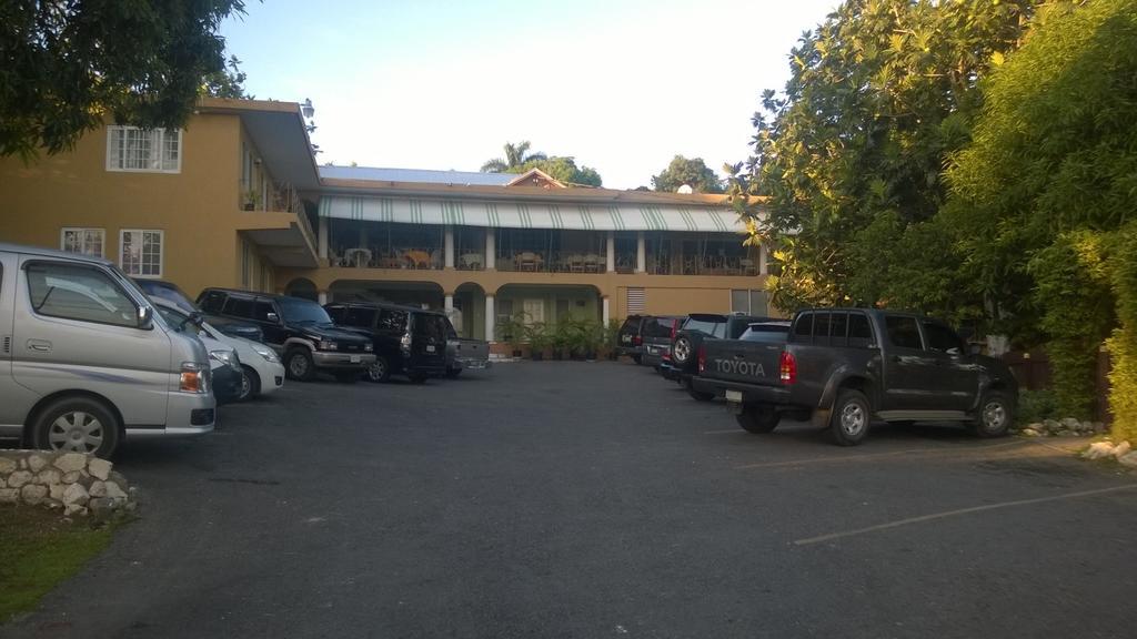 Palm Bay Guest House & Restaurant Montego Bay Buitenkant foto