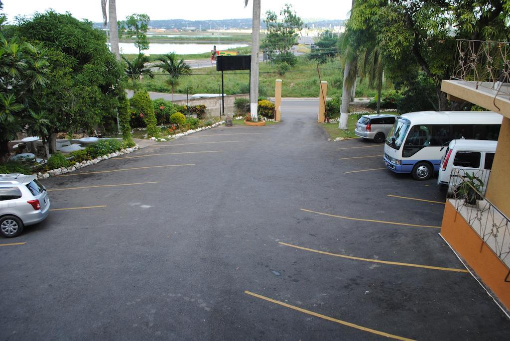 Palm Bay Guest House & Restaurant Montego Bay Buitenkant foto