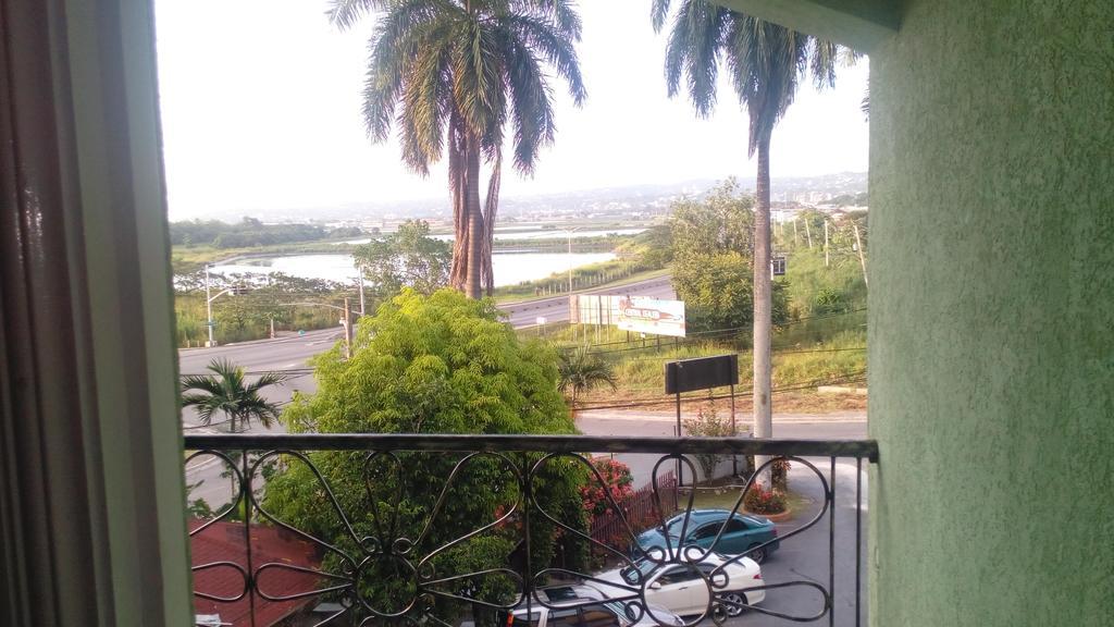 Palm Bay Guest House & Restaurant Montego Bay Buitenkant foto