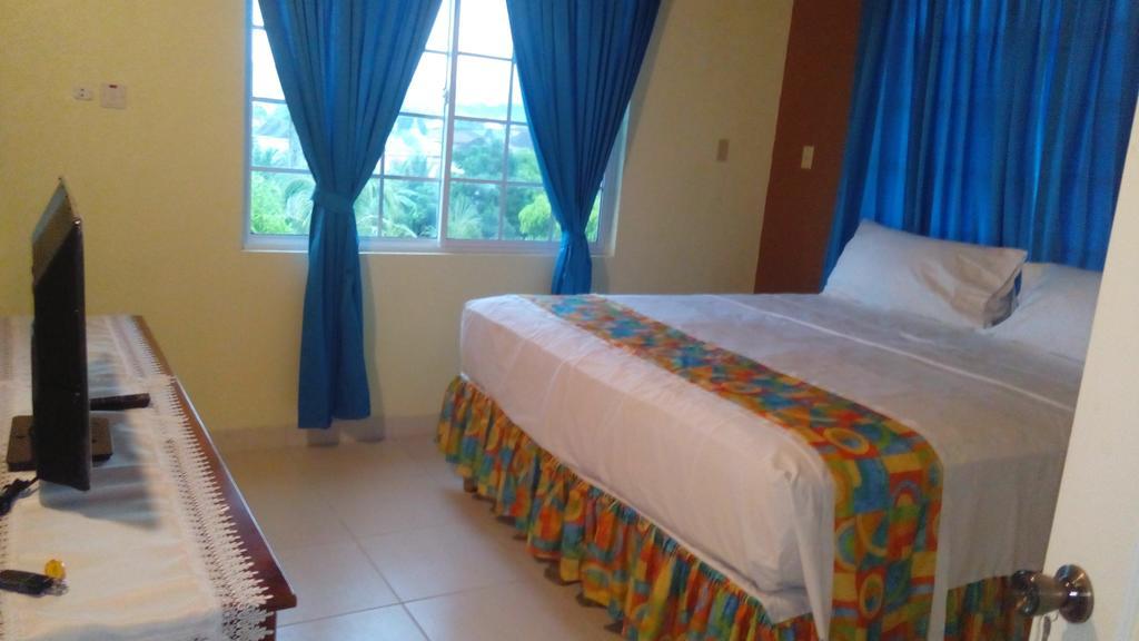 Palm Bay Guest House & Restaurant Montego Bay Buitenkant foto